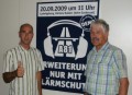 Martin Müller (links) und Reinhold Noz mit Plakat zum Demonstrationsaufruf