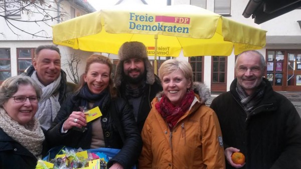 Stefanie am Infostand der FDP Remseck in Hochdorf