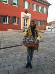 Stefanie Knecht auf dem Weg zum Weihnachtsmarkt in Asperg ...