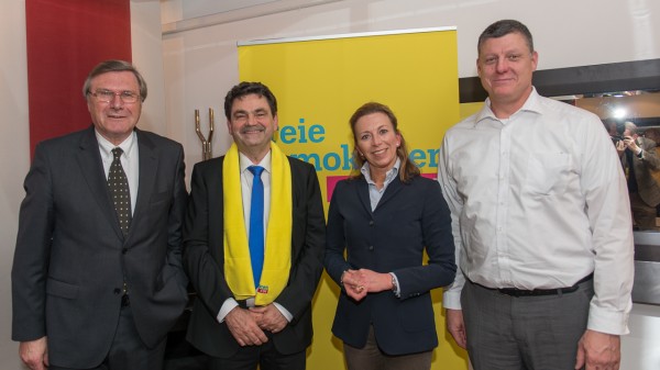 v.l.n.r.: Dr. Wolfgang Gerhardt mit den FDP-Landtagskandidaten Dr. Dieter Baumgärtner (Wahlkreis 14 Bietigheim-Bissingen), Stefanie Knecht (Wahlkreis 12 Ludwigsburg) und Roland Zitzmann (Wahlkreis 13 Vaihingen an der Enz)