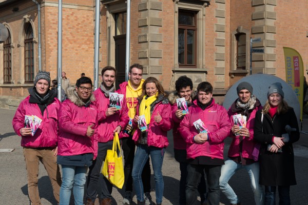 Stefanie Knecht (Mitte) mit den JuLis on Tour in Ludwigsburg