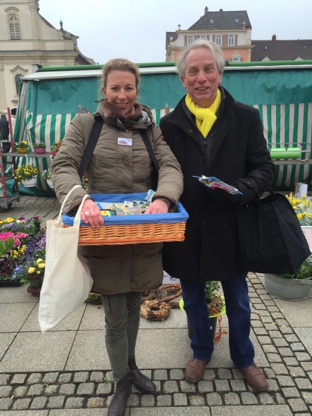 Ein gutes liberales Duo wirbt für die FDP auf dem Ludwigsburger Marktplatz: Stefanie Knecht und Johann Heer