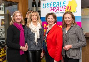 v.l.n.r.: FDP-Landtagskandidatin Stuttgart 3 Gabriele Heise, Renata Alt, Vorsitzende der Liberalen Frauen Bezirk Stuttgart, Bundesgeneralsekretärin der FDP Nicola Beer und die FDP-Landtagskandidatin Ludwigsburg Stefanie Knecht