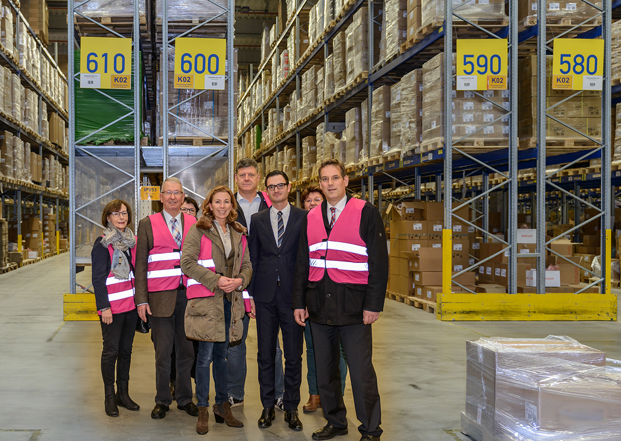 Zu Besuch im Logistikzentrum der Firma Dachser vorne v.l.n.r.: Dagmar Holzberg, Friedrich Wahl, Stefanie Knecht, Roland Zitzmann, Matthias Kohlhammer (Fa. Dachser), Prof. Dr. Erik Schweickert MdL