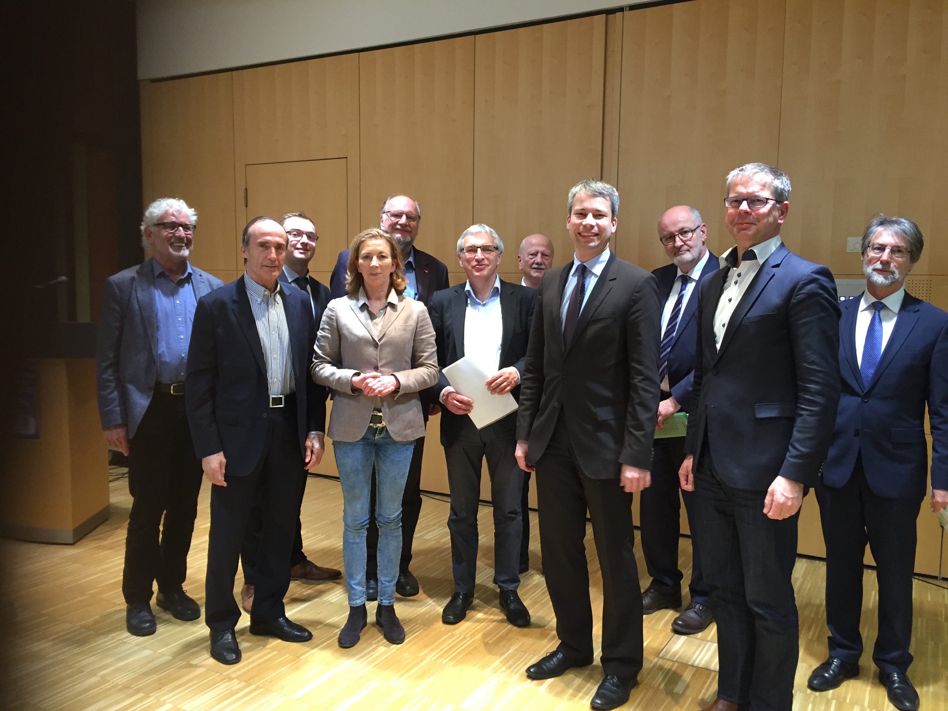 Stefanie Knecht (4.v.l.) und Marcel Distl (3. v.l.) mit den anderen Teilnehmern der Podiumsdiskussion