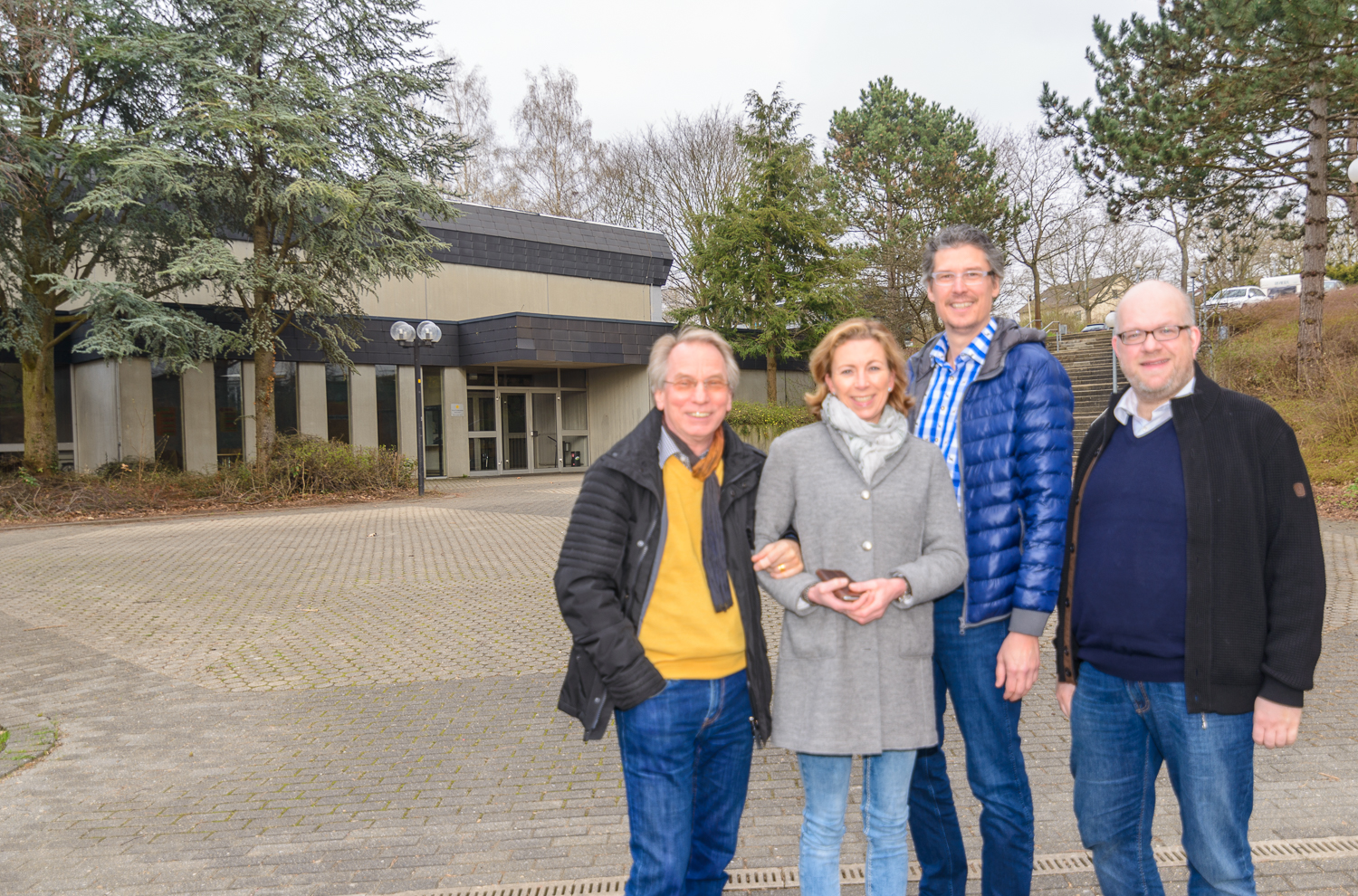 Beim gemeinsamen Ortstermin an der Mehrzweckhalle Oßweil (v.l.): Johann Heer, Stefanie Knecht, Jochen Eisele, Sebastian Haag