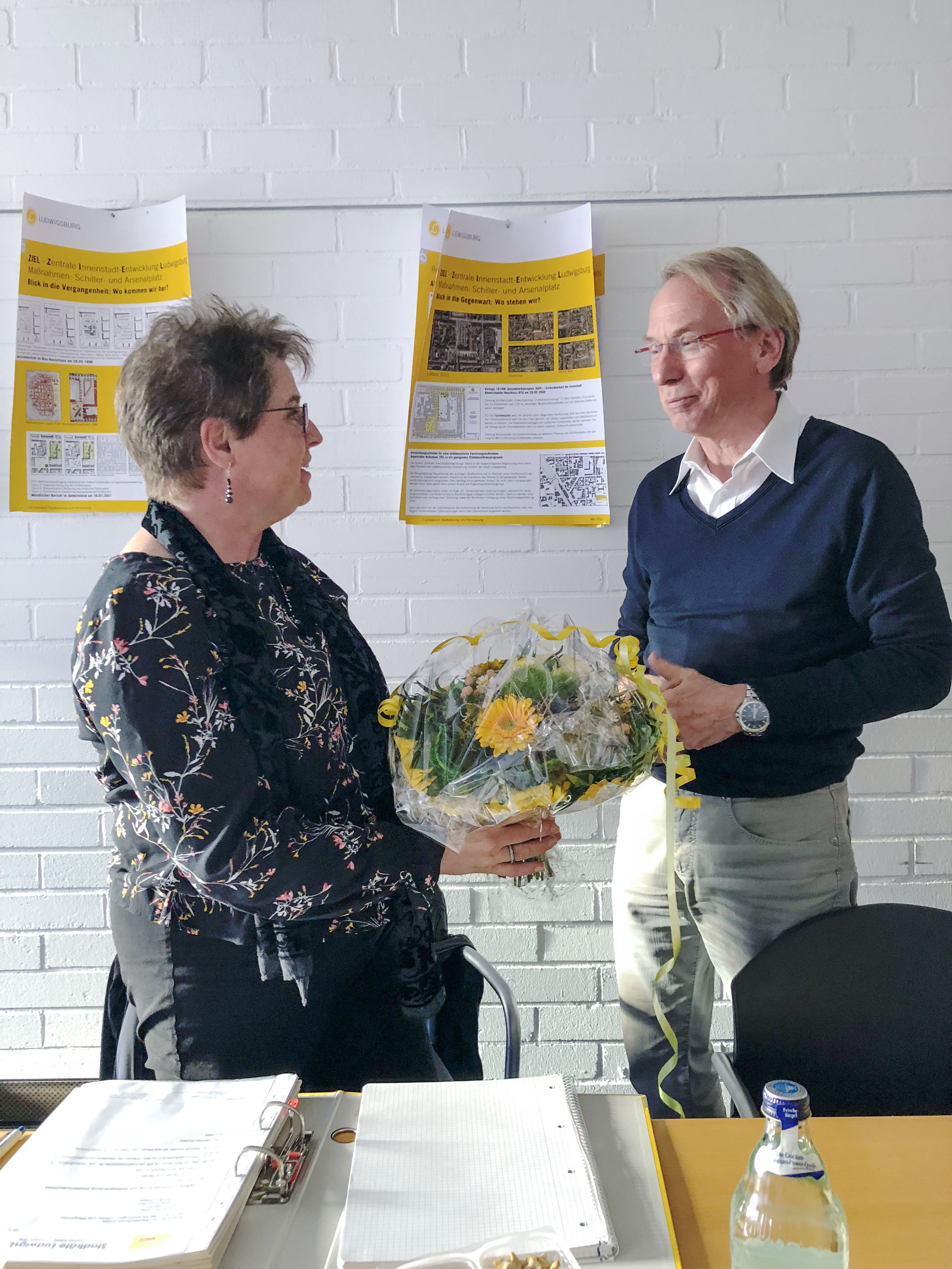 Einen Blumenstrauß überreicht Johann Heer im Namen des Stadtratskollegen Jochen Eisele und des gesamten FDP Vorstandes der neuen Vertreterin der FDP im Stadtteilausschuss, Frau Martini