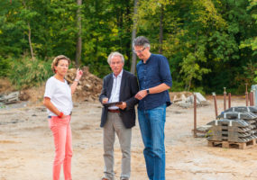 FDP-Stadträte Johann Heer (Mitte) und Jochen Eisele gemeinsam mit der FDP-Kreisvorsitzenden Stefanie Knecht besichtigen die gerodete Fläche