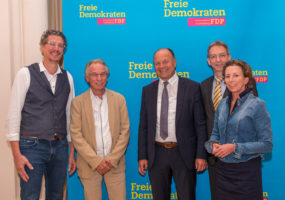 v.l. FDP-Stdträte Jochen Eisele und Johann Heer, Oberbürgermeister Werner Spec, Wolfgang Vogt (FDP-Ortsvorsitzender), Stefanie Knecht (FDP-Kreisvorsitzende)