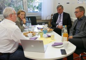 Stefanie Knecht mit Dr. Hans-Ulrich Rülke MdL und Rudi Fischer MdL beim Otto-Hahn-Gymnasium Ludwigsburg