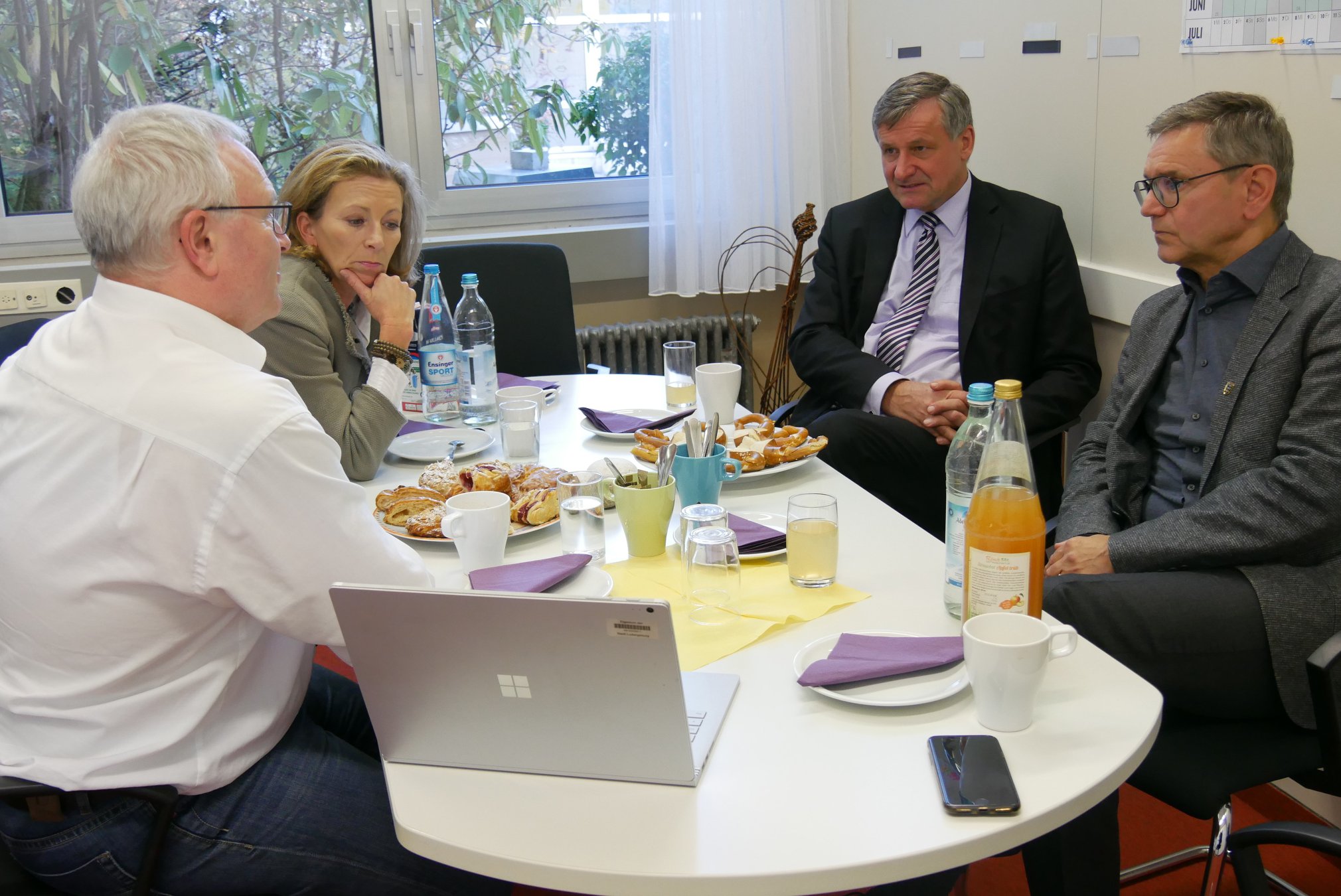 Stefanie Knecht mit Dr. Hans-Ulrich Rülke MdL und Rudi Fischer MdL beim Otto-Hahn-Gymnasium Ludwigsburg