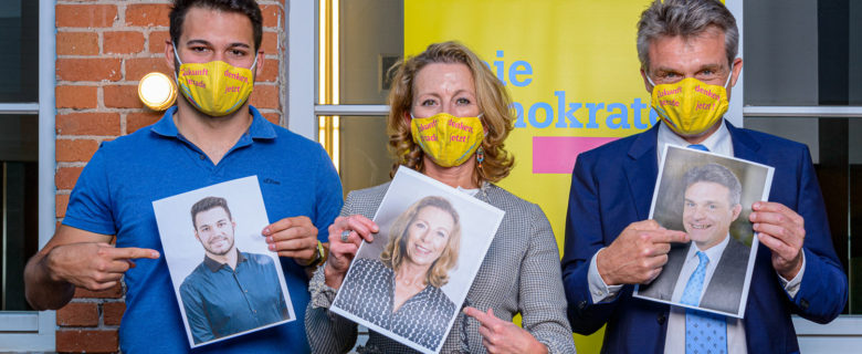 Landtagskandidatin Stefanie Knecht und Zweitkandidat Armando G. Mora Estrada (links) mit FDP-Bundestagskandidat Oliver Martin (rechts)