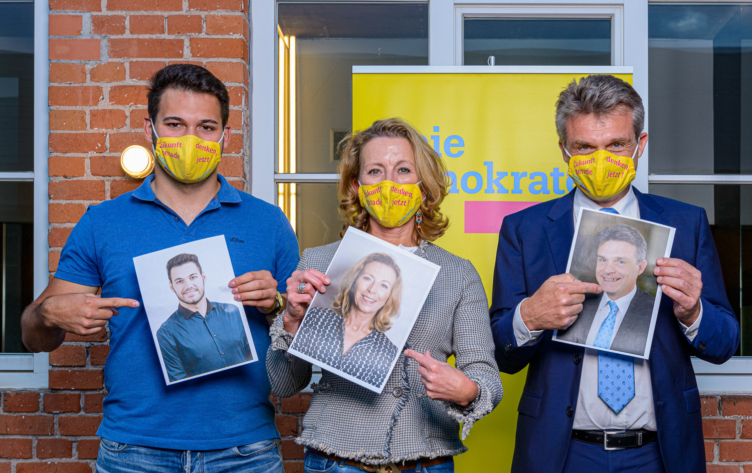 Landtagskandidatin Stefanie Knecht und Zweitkandidat Armando G. Mora Estrada (links) mit FDP-Bundestagskandidat Oliver Martin (rechts)