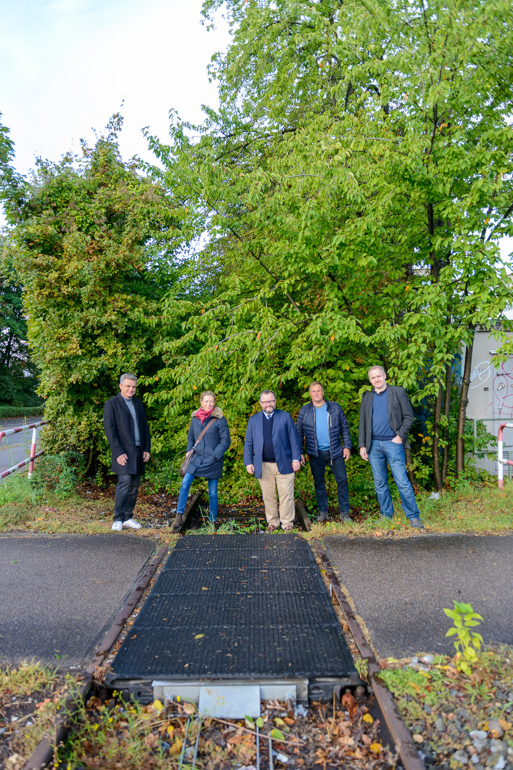 Christian Jung besichtigte die stillgelegte Strecke im September 2020, damals noch als Bahn-Experte der FDP-Bundestagsfraktion gemeinsam mit FDP-Stadträten aus Ludwigsburg, Möglingen und Markgröningen. Im Bild von rechts: Joachim Blank (Markgröningen), Michael Holzbauer (Möglingen), Christian Jung, Stefanie Knecht (Ludwigsburg) sowie FDP-Bundestagskandidat Oliver Martin.