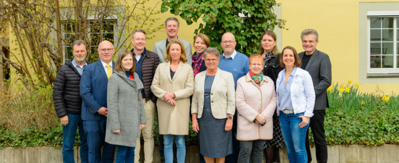 Der Großteil der Kandidatinnen und Kandidaten v.l.n.r.: Dr. Gerhard Seeger, Ronald Kenn-Bese, Laura Gareiss, Sebastian Mannl, Jochen Eisele, Stefanie Knecht, Anne-Katrin Hilger-Wilm, Heidrun Martini, Sebastian Haag, Nora Jordan-Weinberg, Sophie Reischmann, Victoria Hüging, Oliver Martin