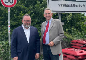 Dr. Christian Jung MdL (links) und Landtagskandidat Wolfgang Vogt an der Neckarbrücke bei Neckarweihingen (Bild: TJ)
